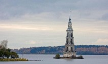 Затопленная колокольня в Калязине стала притягивать молнии